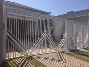 Portão basculante deslizante aberto com detalhes
